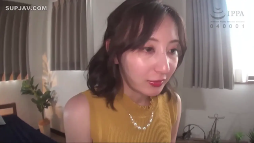 坐姿 · 卧室 · 平静 · 面部特写 · 注视 · 黄色无袖上衣 · 珍珠项链