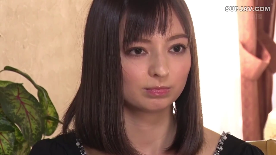 Indoor · Close-up of the face · 平静 · Gaze · Forward Sitting Posture · 长直发 · 黑色珍珠饰品上衣 · 盆栽植物