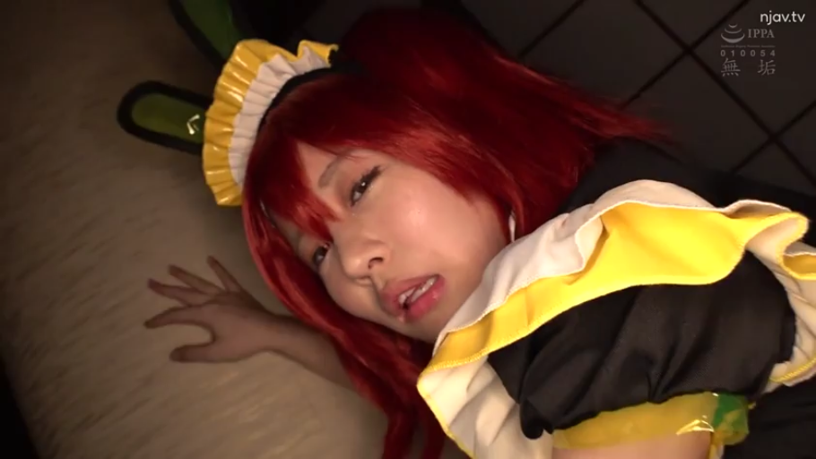 室內 · 臉部特寫 · 迷離 · 注視 · 女僕裝 · 趴臥 · 发饰 · 红色假发