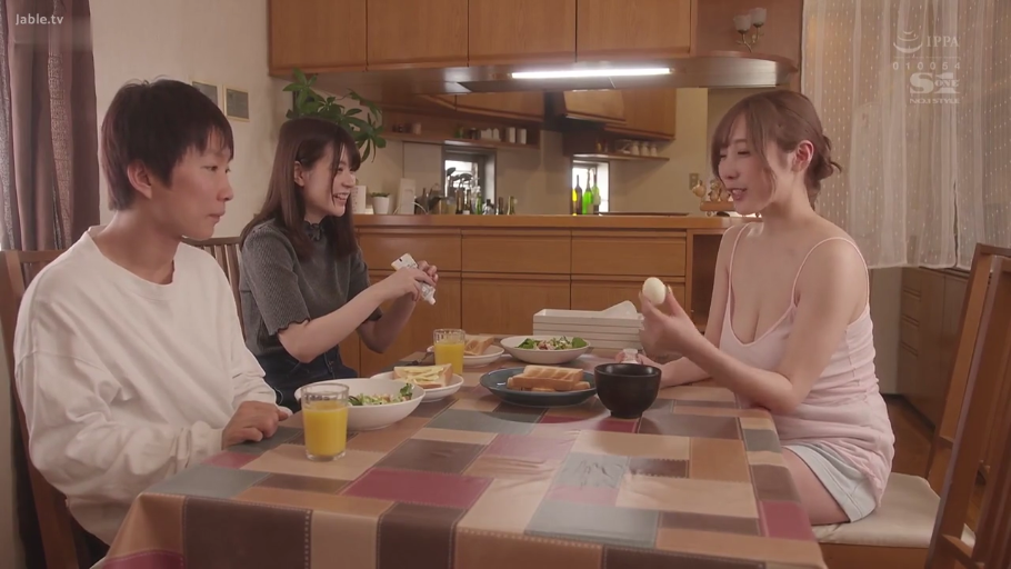 坐姿 · 中景 · 微笑 · 餐厅 · 用餐 · 粉色吊带