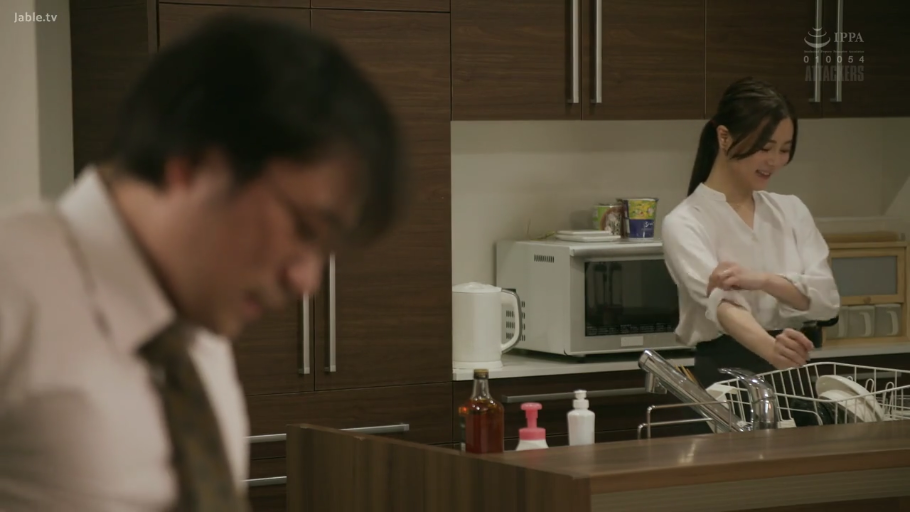 洗涤用品 · 家庭厨房 · 男性穿西装衬衫打领带 · 女性微笑着
