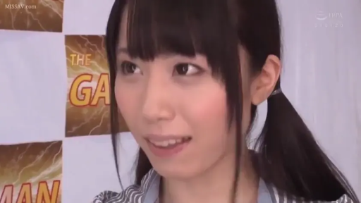 室内 · 脸部 · 侧身 · 微笑 · 条纹衬衫 · 注视 · 背景板