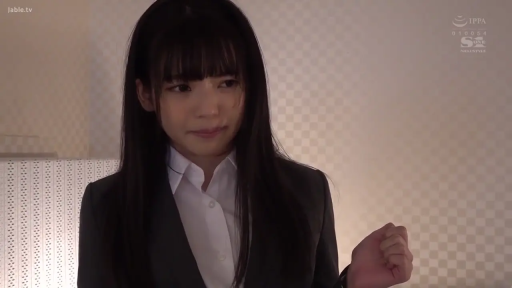 室内 · 站立 · 半身特写 · 职业装 · 注视 · 长发 · 紧张