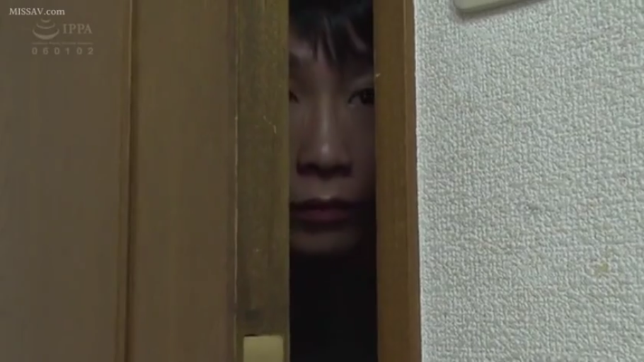 严肃 · 站立 · 面部特写 · 便装 · 偷窥 · 木门 · 窥视视角 · 室内门后