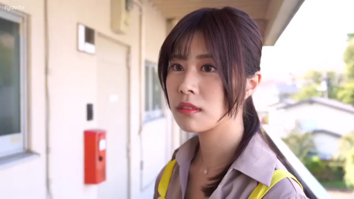 顔部のクローズアップ · 站立 · シャツ · 走廊 · 凝視 · 惊讶