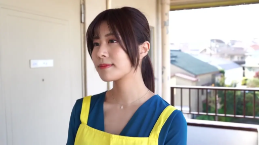 半身 · 注视 · 公寓走廊 · 侧身站立 · 温和 · 黄色围裙