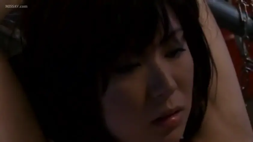 脸部特写 · 仰卧 · 暗室 · 裸体 · BDSM · 痛苦 · 束缚 · 铁链