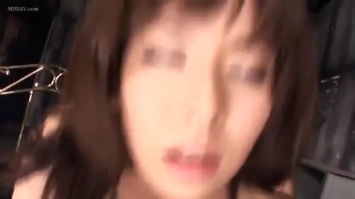 室内 · 面部 · 迷离 · 注视 · 裸露 · 正面 · 画质模糊 · 床架