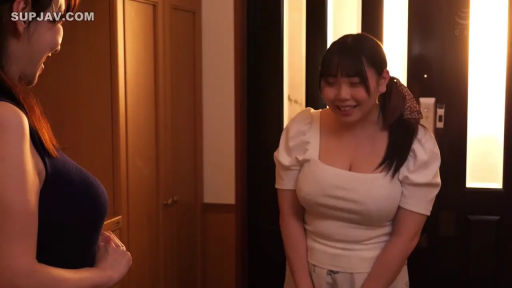 Stand · 巨乳 · Medium shot · Smile · White top · 谈话 · 玄关