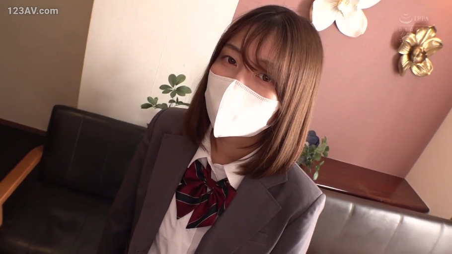 灰色格子裙 · 办公室 · 私处特写 · 指交 · 椅子 · 开腿坐姿 · 低头注视 · 公共场所性行为