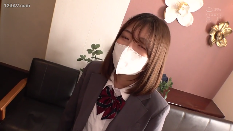 室内 · 坐姿 · 自然 · 健身房 · 运动内衣 · 健身器材 · 辅助锻炼