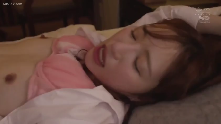 露乳 · 胸部特写 · 享受 · 白衬衫 · 枕头 · 床上 · 平躺 · 被抚摸