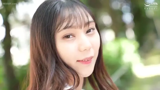 脸部特写 · 微笑 · 凝视 · 户外 · 少女 · 侧身回眸 · 休闲白衣