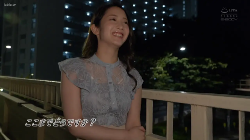 站立 · 半身特写 · 蕾丝上衣 · 户外夜晚