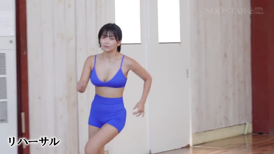 全身 · 自然表情 · SODSTAR · 奔跑姿势 · 蓝色运动套装 · 室内练习室 · 彩排