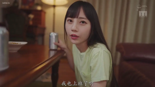 室内客厅 · 浅色T恤