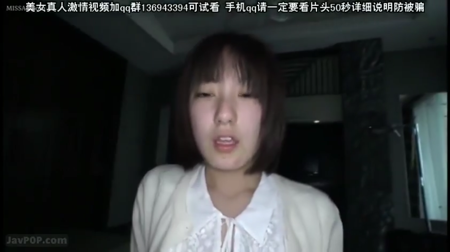 室内 · 忧郁 · 低头 · 脸部特写 · 柔光 · 独处 · 紫色露肩针织衫