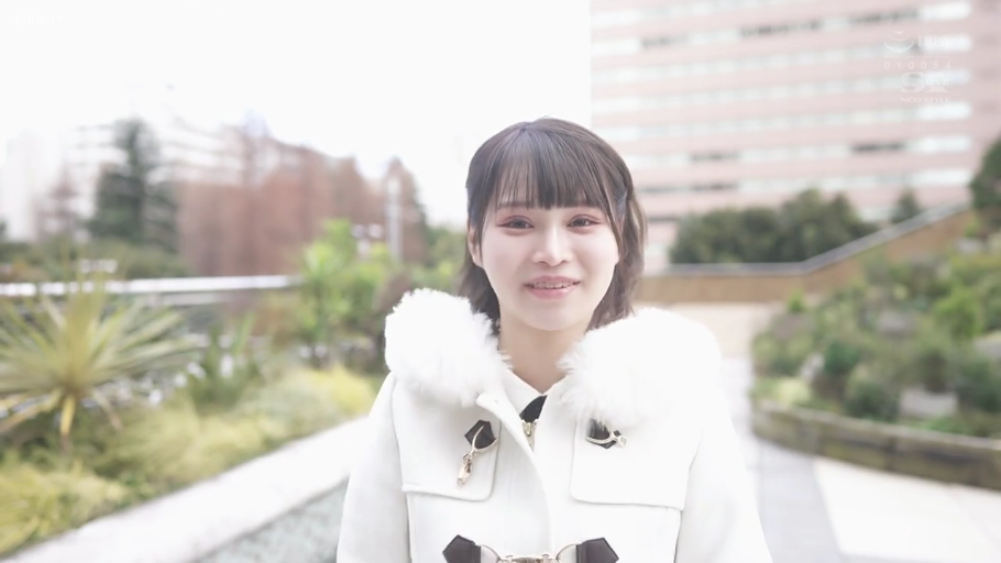 甘美 · 微笑 · 顔のクローズアップ · 屋外 · 正对镜头 · 齐刘海 · 白色大衣