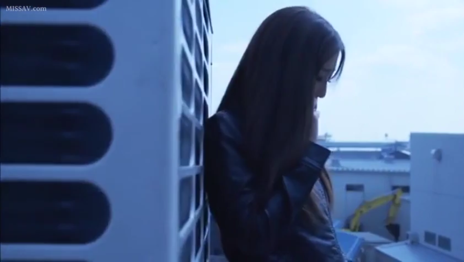 沉思 · 憂鬱 · 黑色皮衣 · 侧脸 · 倚靠 · 空调外机 · 楼顶 · 冷色调