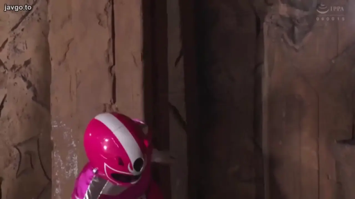 中景 · 头盔 · 无表情 · 战队制服 · 山洞布景 · 特摄系列 · 侧身姿态 · 躲藏观望