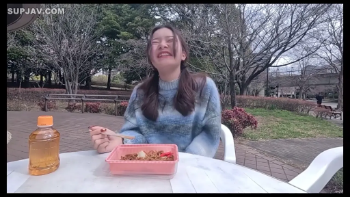 坐姿 · 中景 · 户外 · 用餐 · 闭眼微笑 · 蓝色毛衣 · 便当