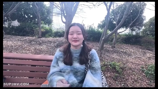 卧室 · 床 · 亲密 · 温柔 · 白色针织衫 · 安抚 · 膝枕