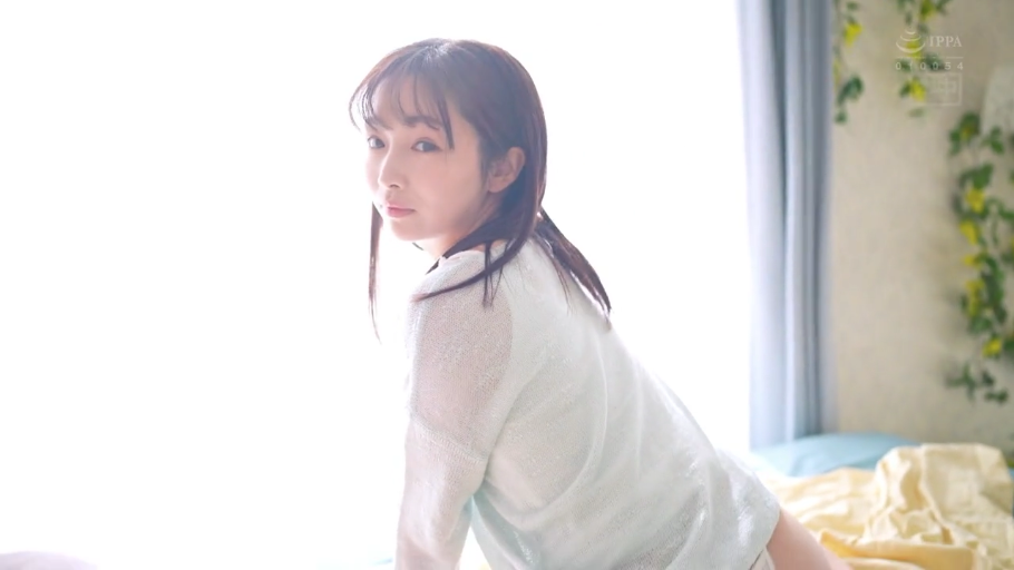 卧室 · 中景 · 注视 · 窗帘 · 柔和 · 逆光 · 白色针织衫 · 跪坐回眸