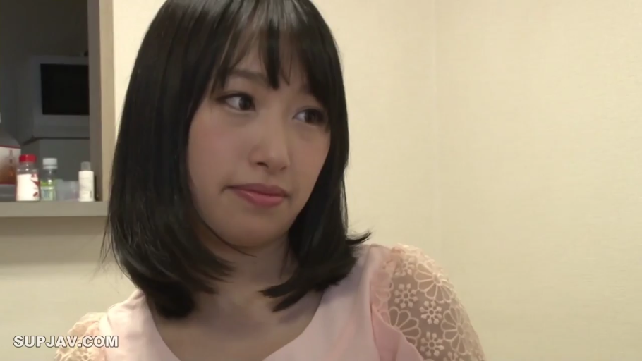 室内 · 坐姿 · 注视 · 头部特写 · 黑发 · 粉色蕾丝上衣 · 撇嘴