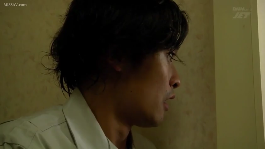 室内 · 严肃 · 面部特写 · 观察 · 衬衫 · 成年男性 · 侧面坐姿