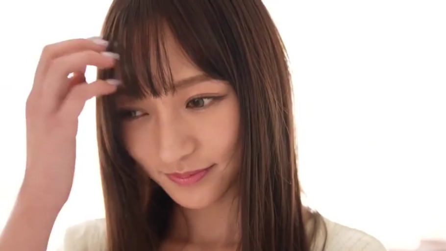 微笑 · 面对镜头 · 面部特写 · 撩发 · 清纯风格 · 白色针织衫 · 明亮背景