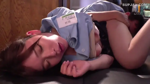 角色扮演 · 脸部特写 · 平静 · 仓库 · 侧卧 · 便利店制服 · 昏迷 · 名牌