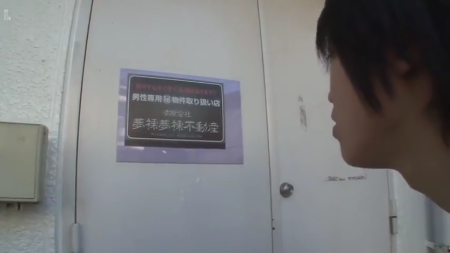 坐姿 · 微笑 · 面部特写 · 交流 · 车内 · 座椅 · 日常 · 黑色上衣