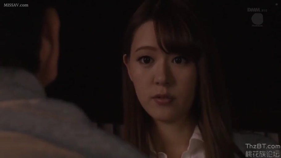 Indoor · Serious · Face · 白衬衫 · Stare · 长发 · 正面