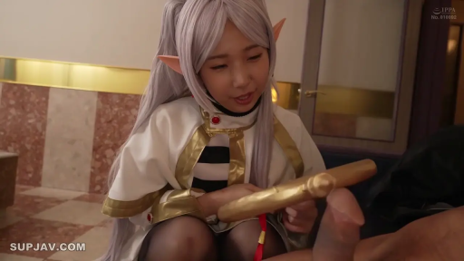 室内 · 跪坐 · 角色扮演 · 微笑 · 观察 · 阴茎特写 · 法杖 · 芙莉莲Cosplay服