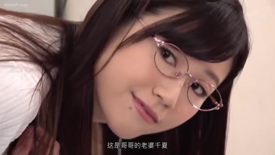 室內 · 眼鏡 · 臉部特寫 · 微笑 · 注視 · 白色毛衣 · 歪頭 · 人妻