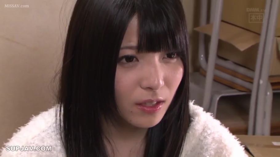 室內 · 臉部特寫 · 谈话 · 白色毛衣 · 正面 · 忧虑 · 齐刘海