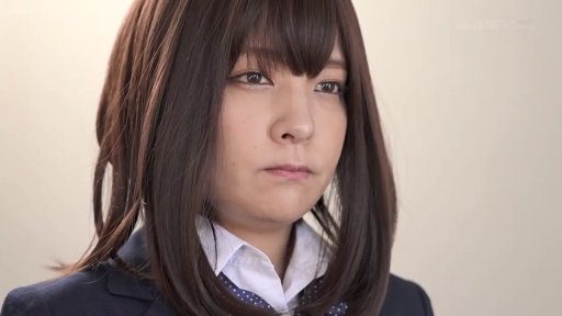 室內 · 嚴肅 · 站立 · 面部特寫 · 學生制服 · 注視 · 长发