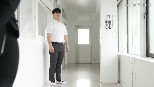 递文件 · 站立 · 平静 · 衬衫 · 远景 · 走廊 · 文件夹 · 制服诱惑