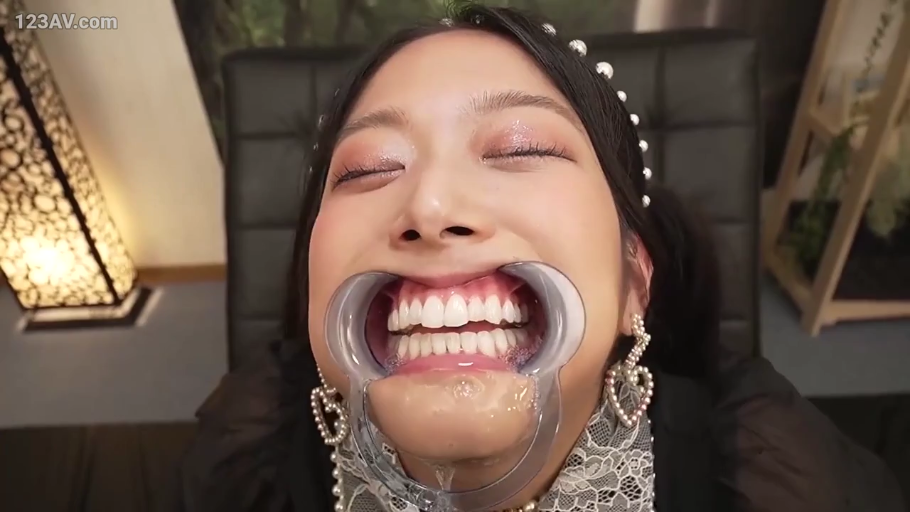 室内 · 闭眼 · 仰头 · 嘴部特写 · 唾液拉丝 · 扩嘴器 · 黑色蕾丝上衣 · 佩戴扩嘴器