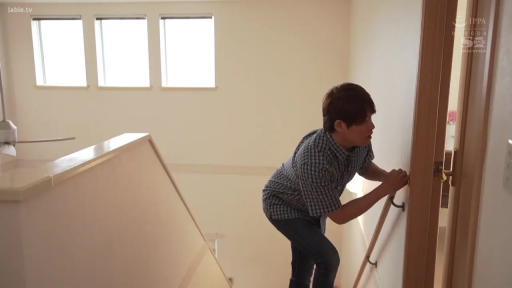 全身 · 专注 · 门 · 弯腰前倾 · 偷窥 · 格子短袖 · 室内楼梯间 · 侧拍视角