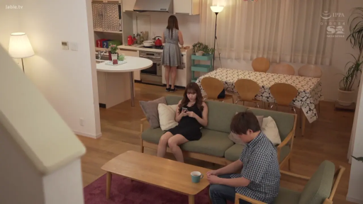 坐姿 · 全景 · 客厅 · 多人 · 手机 · 连衣裙 · 冷淡 · 玩手机