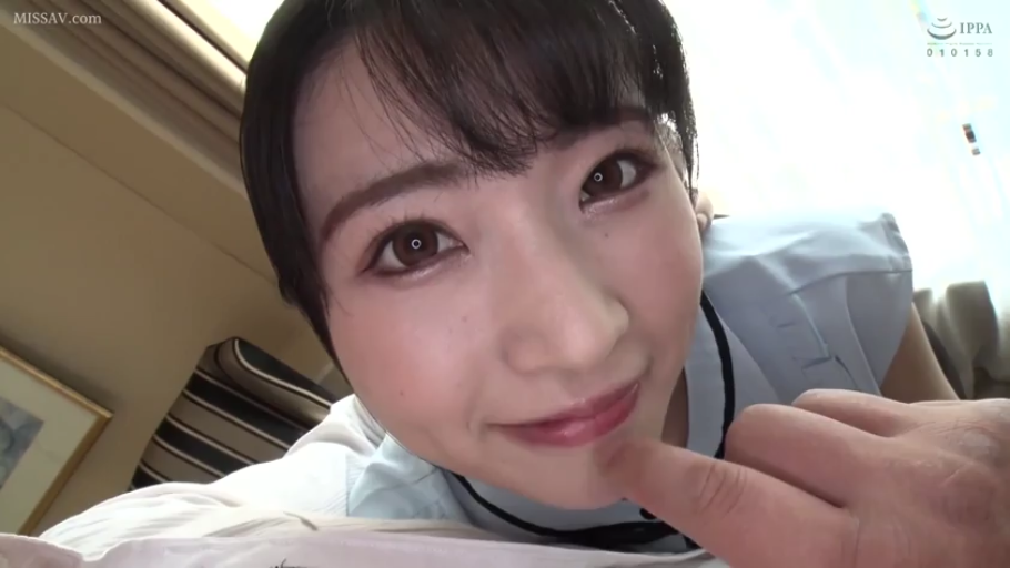 室内 · 俯身 · 脸部特写 · 微笑 · 第一人称视角 · 制服 · 对视