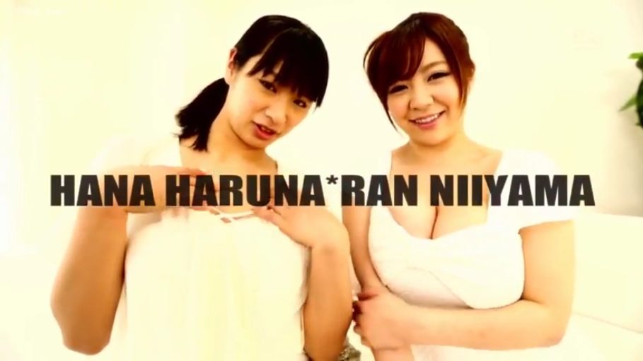 室内 · 展示 · 双人 · 微笑 · 上半身 · 并排 · 白色低胸裙