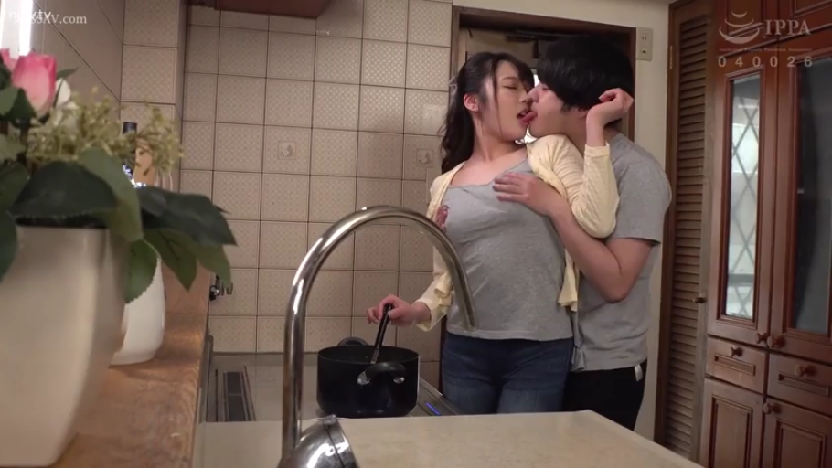 中景 · 成人内容 · 厨房 · 休闲服饰 · 享受表情 · 锅具 · 调情亲吻 · 背后相拥