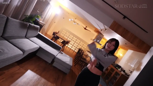 中景 · 站姿 · 沙发 · 微笑 · 客厅 · 居家 · 脱衣 · 黑色抹胸