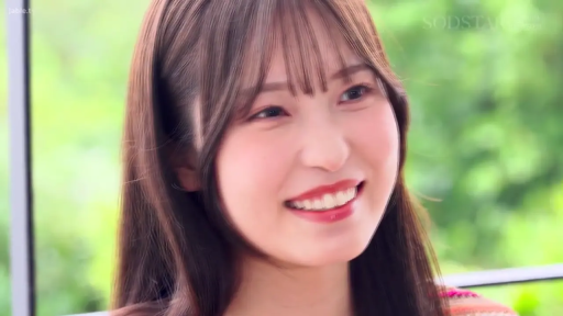 Indoor · Close-up of the face · 正面 · Striped top