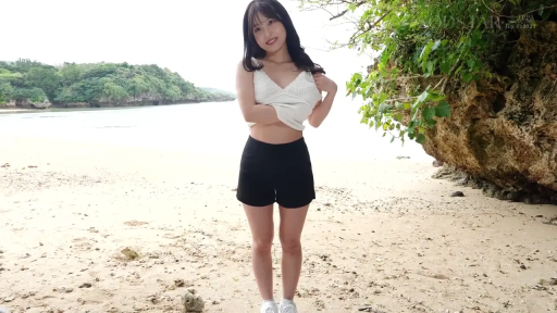 白色吊带衫 · 海边沙滩