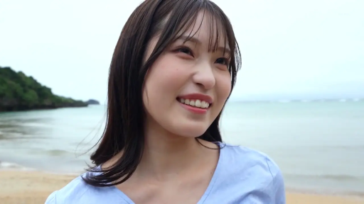 站姿 · 面部特写 · 海滩 · 甜美微笑 · 清纯风格 · 侧头观望 · 蓝色V领上衣