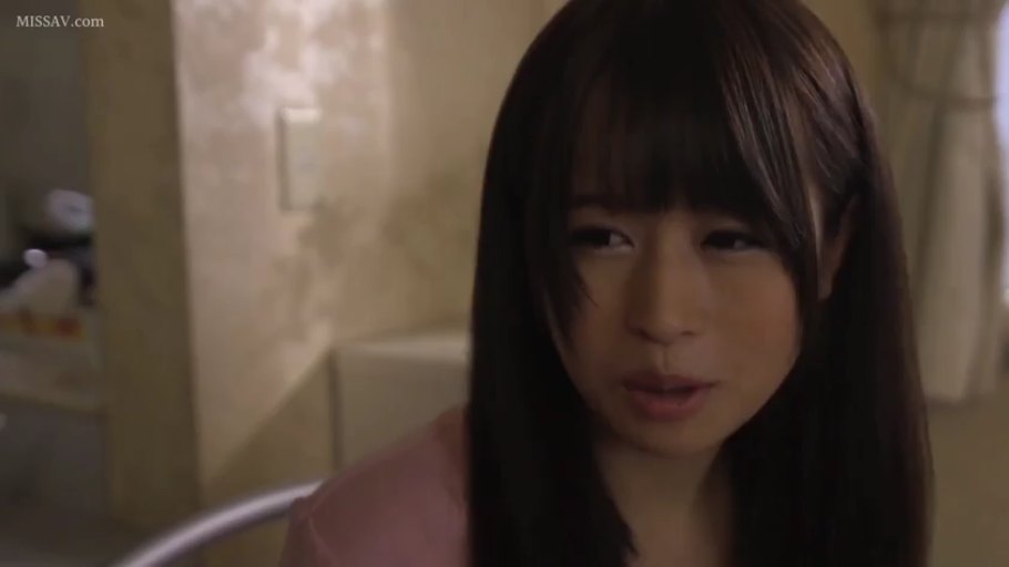 室內 · 坐姿 · 交谈 · 面部特寫 · 困惑 · 粉色上衣 · 黑长直