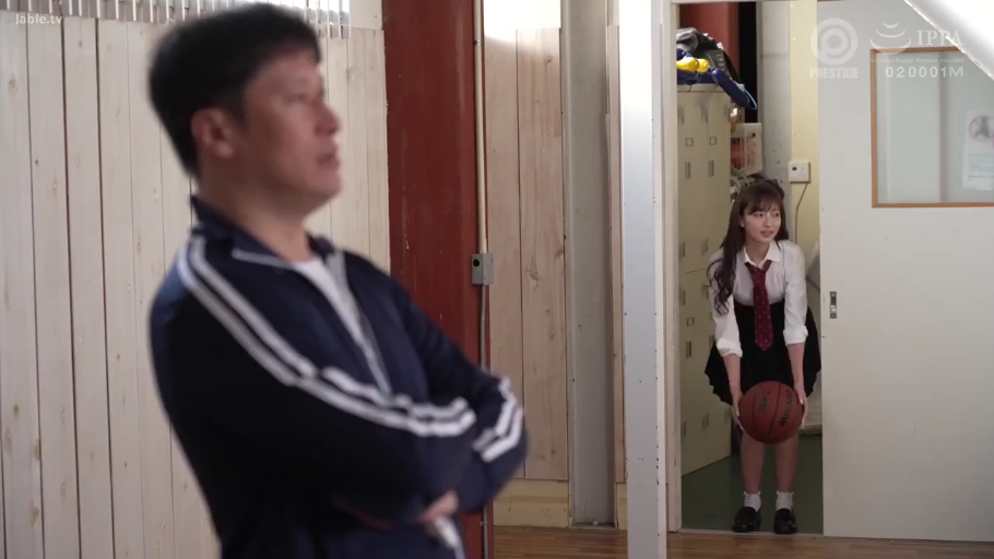 羞涩 · 站立 · 窥视 · 运动装 · 篮球 · 校园剧情 · 体育馆更衣室门口 · 中景人物